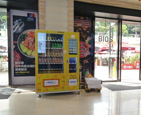 petisco e máquina de venda automática da bebida