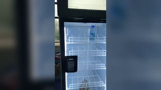 Geladeira inteligente AI em armazém nos EUA
