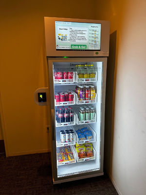Frigorífico inteligente de 240 V para snacks e bebidas frias Máquina de venda automática com leitor de cartões