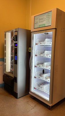 A garra N do fruto fresco do ovo vai máquina de venda automática esperta do refrigerador com leitor de cartão